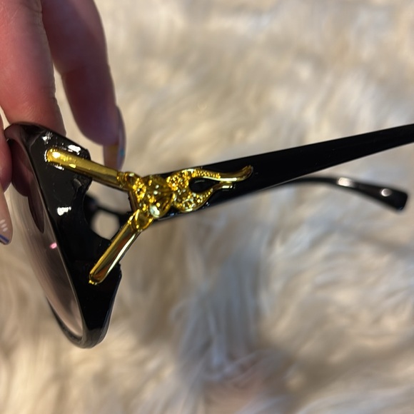 Elegant Black Sunglasses - Picture 5 of 7